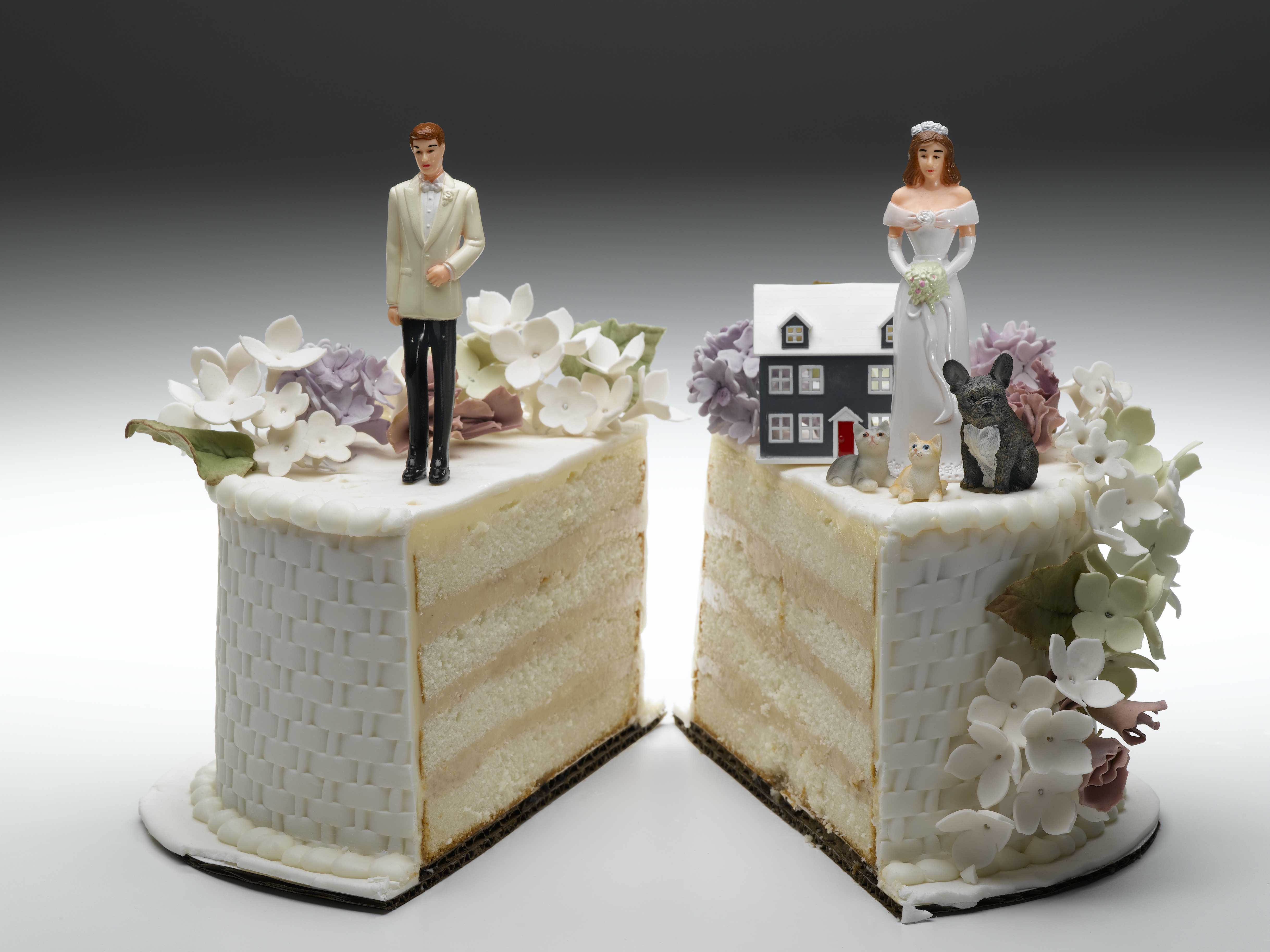 Свадьба после развода. Фигурки на свадебный торт. Свадебный торт с фигурками жениха и невесты. Торт на развод. Свадебный торт с разводами.
