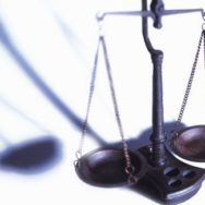 ВХСУ: Повреждение автомобиля в результате падения с крыши глыбы снега со льдом не связано с бездействием коммунального предприятия, если владелец автомобиля совершил его парковку в неположенном месте