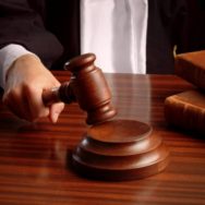 Суд не может возложить обязанность по возврату кредита на обоих супругов в равных долях на основании ч 4 СТ. 65 Семейного кодеса: ВССУ