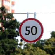 Скорость ограничили до 50 км/час, а водительские права будут выдавать на 2 года