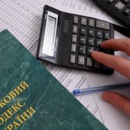 Якщо викладач, який надає послуги репетиторства, не є фізичною особою-підприємцем, він зобов’язаний включити суму таких доходів до загального річного оподатковуваного доходу та сплатити податок
