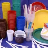 В ЄС заборонили трубочки, ватні палички та одноразовий посуд: директива Ради Євросоюзу