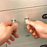 ВС/КЦС: При укладенні договору про надання банківського сейфа без відповідальності банку опис цінностей, що зберігаються в ньому, не здійснюється, а банк відповідає тільки за зовнішню недоторканість сейфу (ВС/КЦС,№ 372/4948/15-ц,10.04.19)