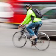Уряд дозволив велосипедистам їздити смугою для маршрутних транспортних засобів.