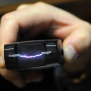 Полиция сможет применять электрошокеры к нарушителям карантина, если те будут сопротивляться